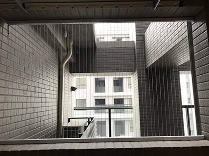 台中 蕭公館-室內樓梯與窗外陽台安裝隱形鐵窗 
